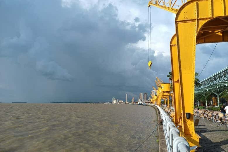 Belém ao Entardecer: Passeio de Barco com Carimbó na Baía do Guajará!