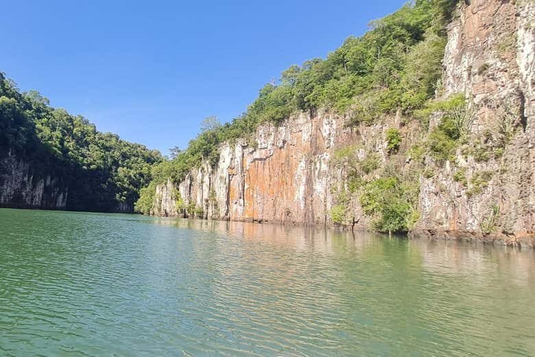 Cânions e Lendas da Usina de Itaúba: Passeio de Barco Inesquecível!