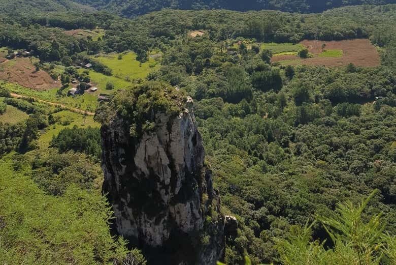 Descubra a Trilha do Dedo de Deus: Aventura na Serra Gaúcha!