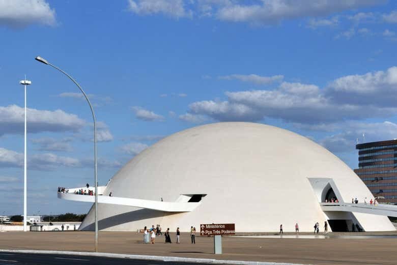 Explore a Brasília Futurista: Excursão Completa com Saída de Goiânia!