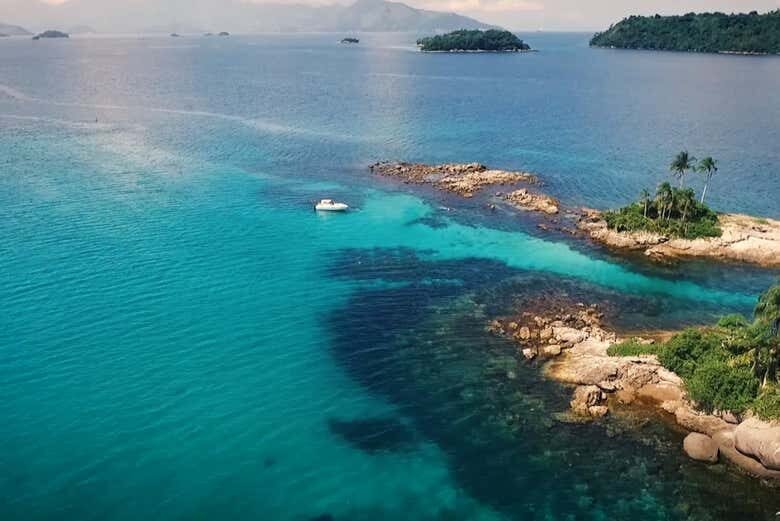Explore as Praias Paradisíacas de Angra dos Reis com Passeio de Lancha!