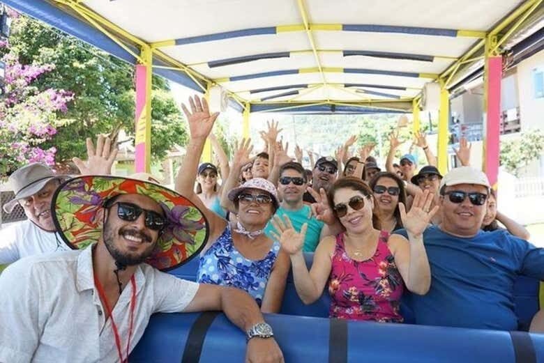 Exploração Incrível pelas Praias de Bombinhas: Safári e Aventura 4x4!