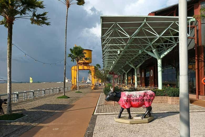 Belém ao Entardecer: Passeio de Barco com Carimbó na Baía do Guajará!