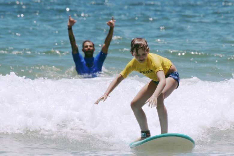Desfrute de Aulas de Surfe Incríveis nas Praias de Bombinhas!