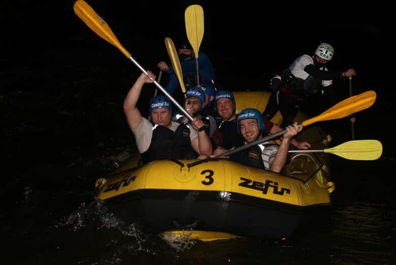 Aventuras Noturnas: Rafting sob a Luz da Lua em Três Coroas!