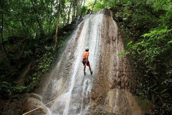Rapel na Cachoeira Água Fria: Aventura e Adrenalina em Alto Paraíso de Goiás!