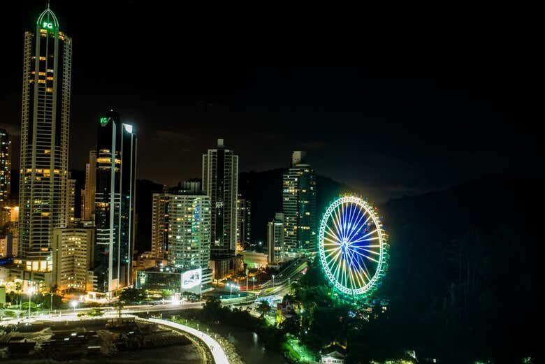 Vista Incrível de Balneário Camboriú na FG Big Wheel: Uma Experiência Panorâmica Única!