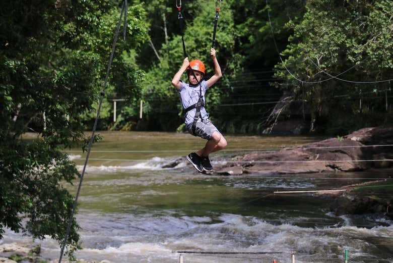 Aventura Radical de Tirolesa em Três Coroas: Voe sobre o Rio Paranhana!