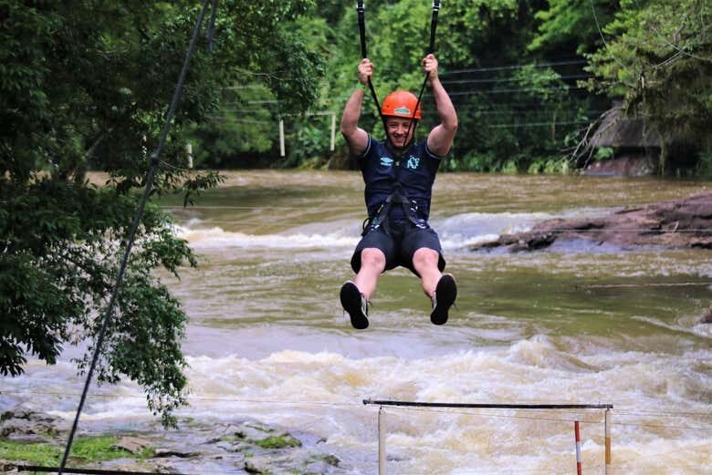 Aventura Radical de Tirolesa em Três Coroas: Voe sobre o Rio Paranhana!