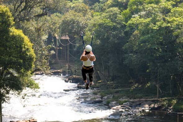 Aventura Radical de Tirolesa em Três Coroas: Voe sobre o Rio Paranhana!