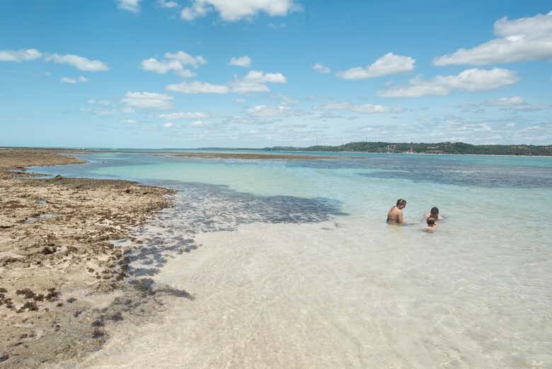Explore a Beleza das Piscinas Naturais de Japaratinga em um Passeio de Barco!