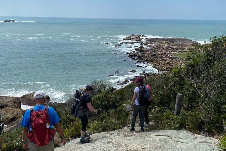Aventura Imperdível: Trilha entre a Praia do Rosa e a Praia da Ferrugem!