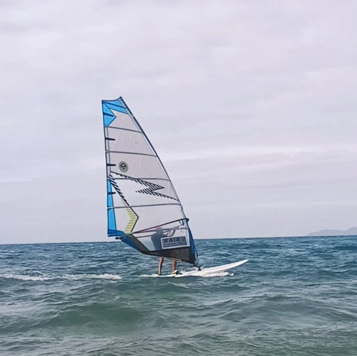 Aula de Windsurf em Florianópolis: Aprenda a Deslizar Sobre o Mar!