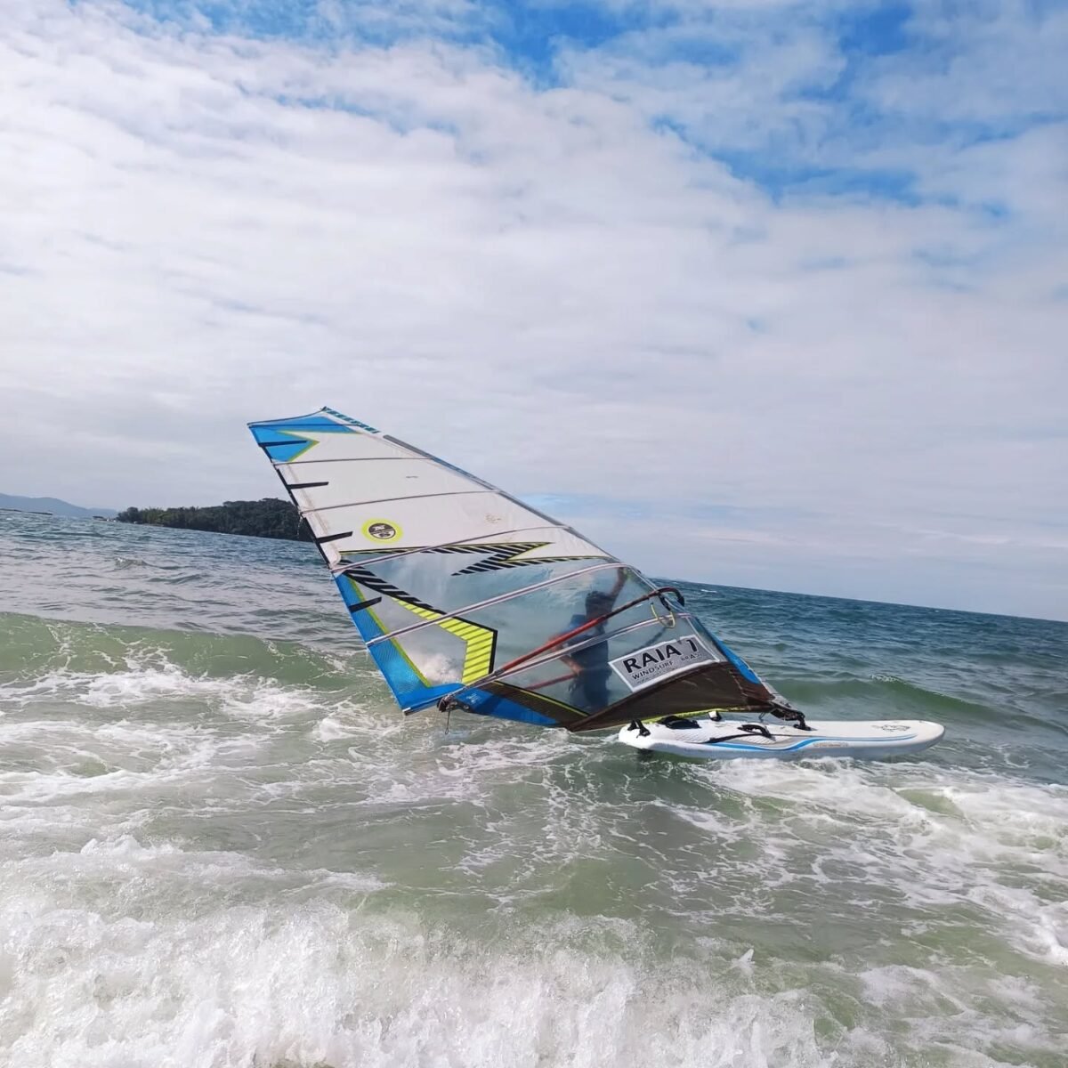 Aula de Windsurf em Florianópolis: Aprenda a Deslizar Sobre o Mar!