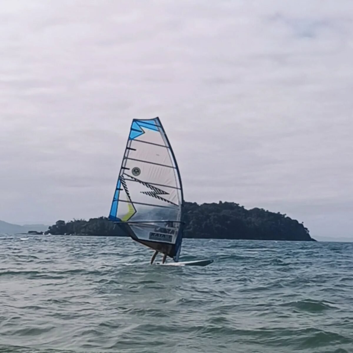 Aula de Windsurf em Florianópolis: Aprenda a Deslizar Sobre o Mar!