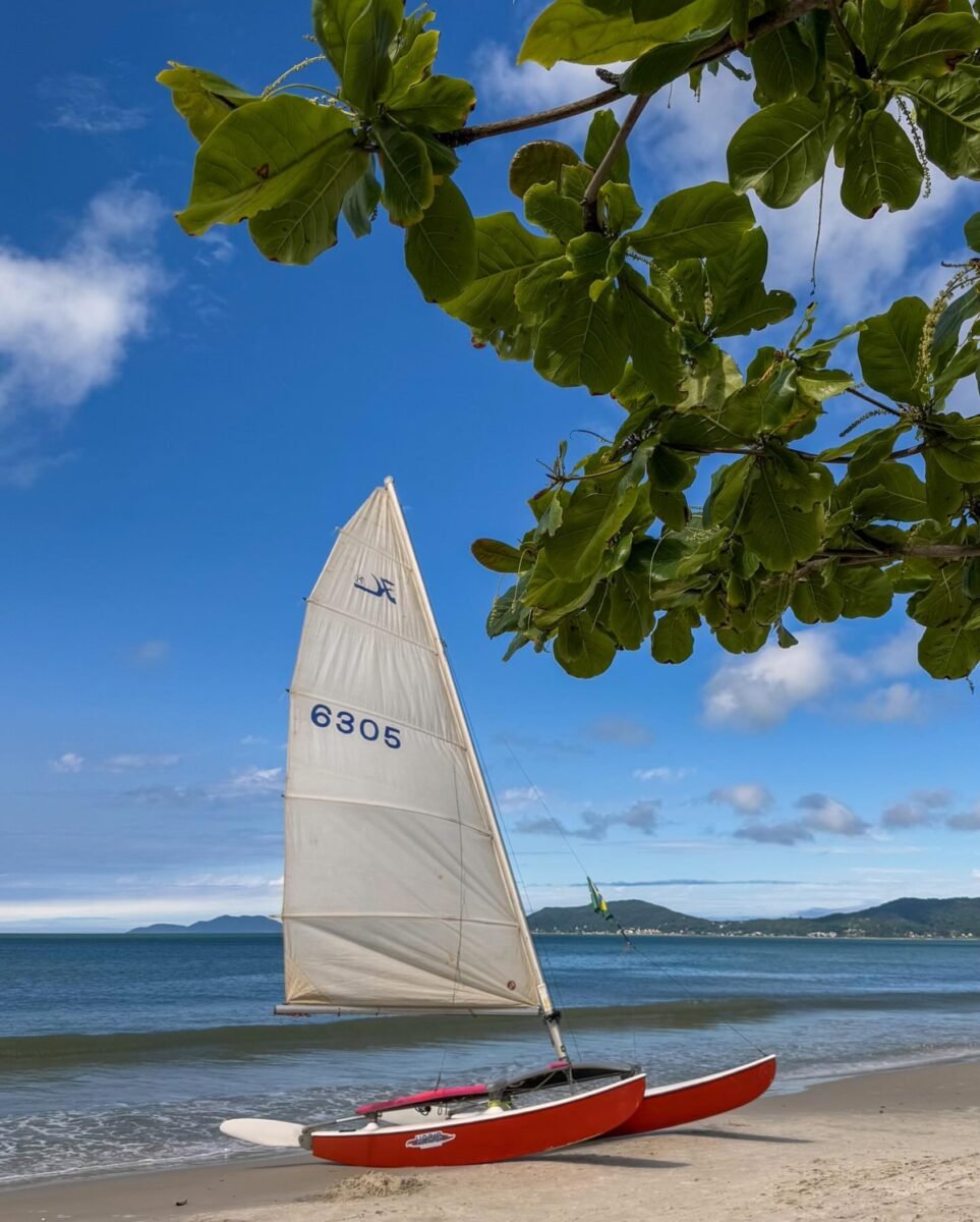 Aluguel de Hobie Cat em Florianópolis: Navegue Pelo Norte da Ilha!