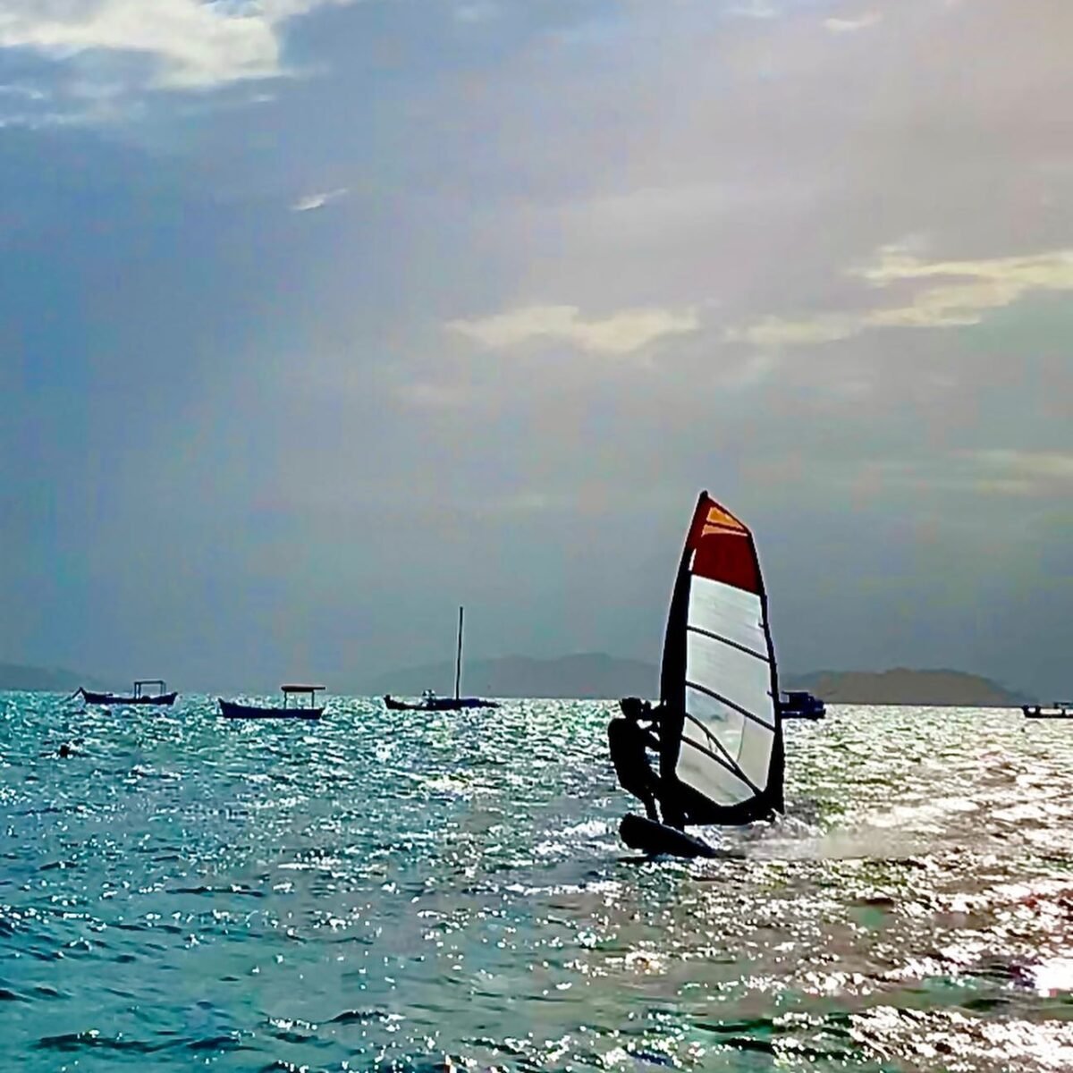 Aula de Windsurf em Florianópolis: Aprenda a Deslizar Sobre o Mar!
