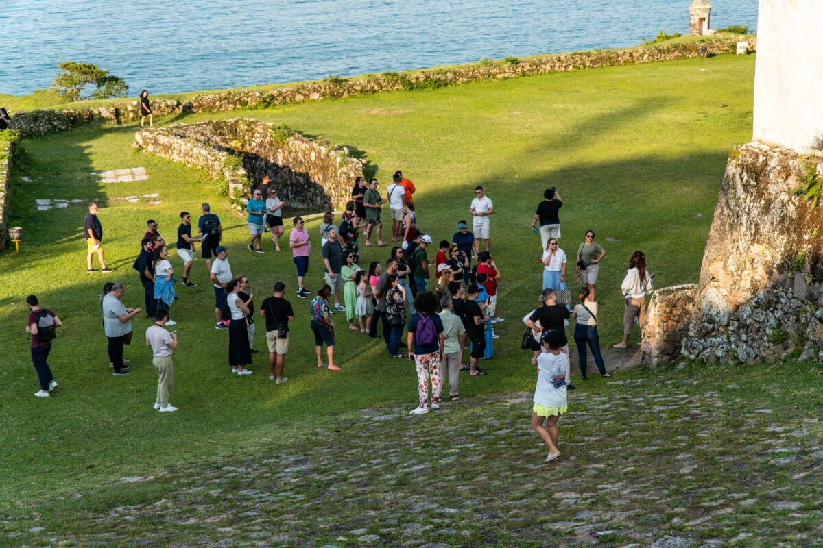 Passeio de Barco Pirata – Ilhas Tropicais em Floripa: escuna + história + paraísos!