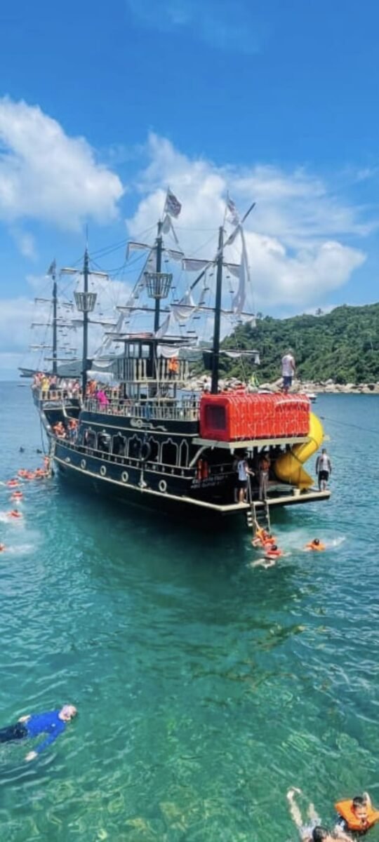 Aventura Pirata em Bombinhas: Diversão a Bordo e Mergulho no Mar!