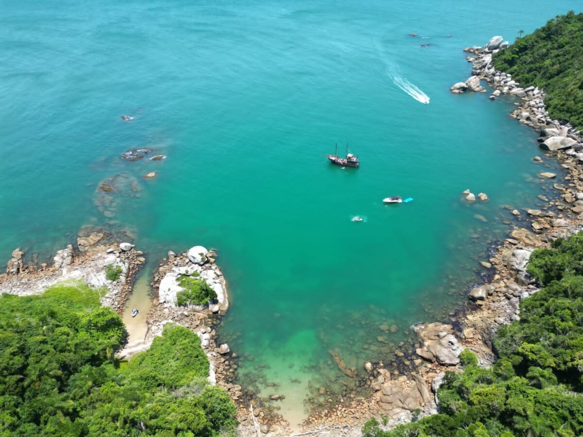 Aventura Pirata em Bombinhas: Diversão a Bordo e Mergulho no Mar!