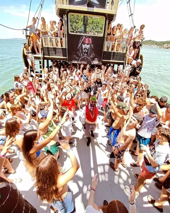 Aventura Pirata em Bombinhas: Diversão a Bordo e Mergulho no Mar!