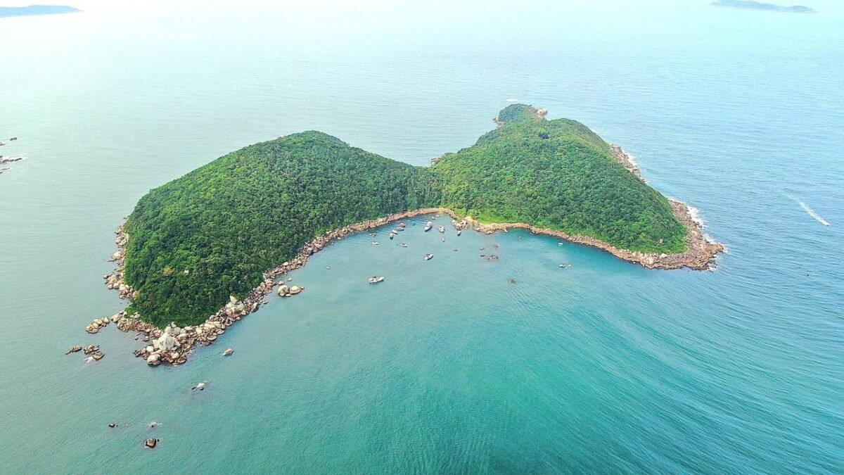 Aventura Pirata em Bombinhas: Diversão a Bordo e Mergulho no Mar!