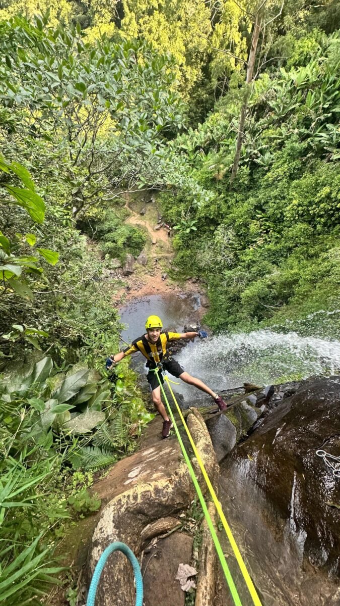 Rapel na Cachoeira Magia das Águas: aventura em meio à natureza!