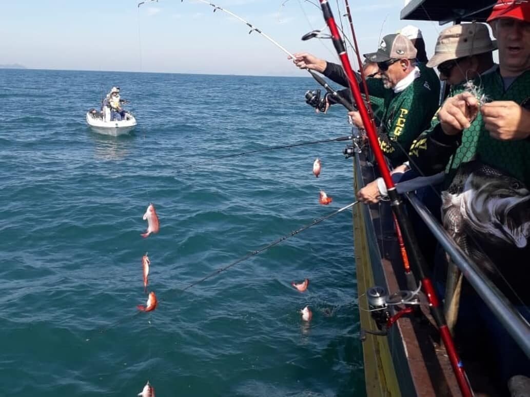Pescaria em Alto Mar em Bombinhas: Aventura Completa no Oceano!
